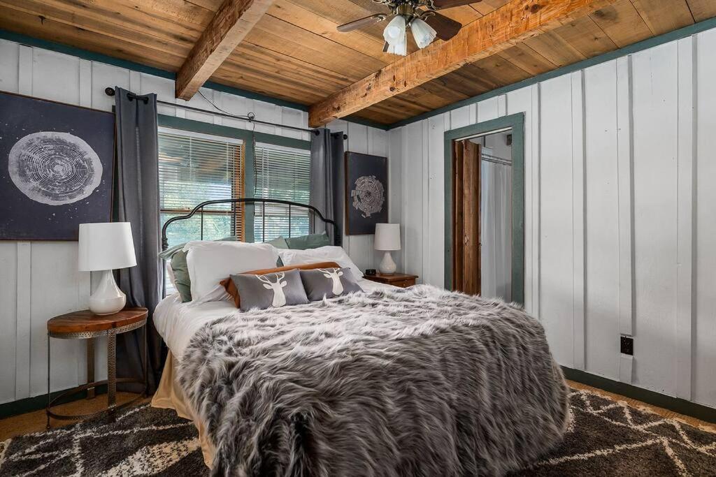 Rustic Cabin, Dock, Firepit, Kayaks & Games Winchester Экстерьер фото