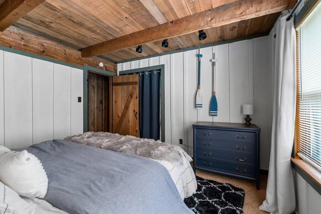 Rustic Cabin, Dock, Firepit, Kayaks & Games Winchester Экстерьер фото