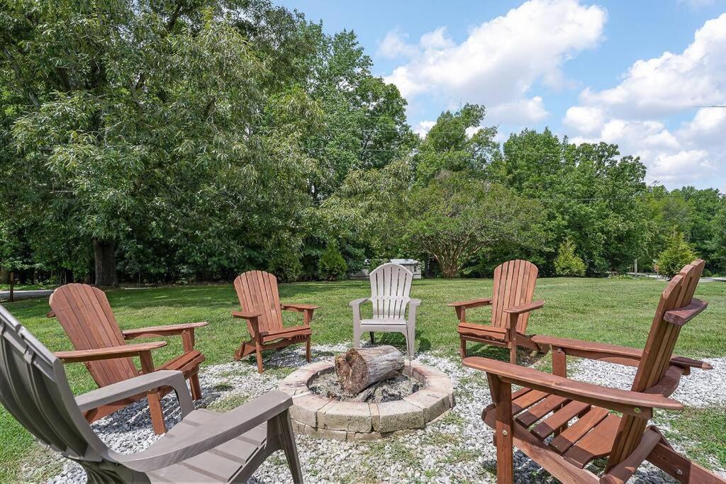 Rustic Cabin, Dock, Firepit, Kayaks & Games Winchester Экстерьер фото
